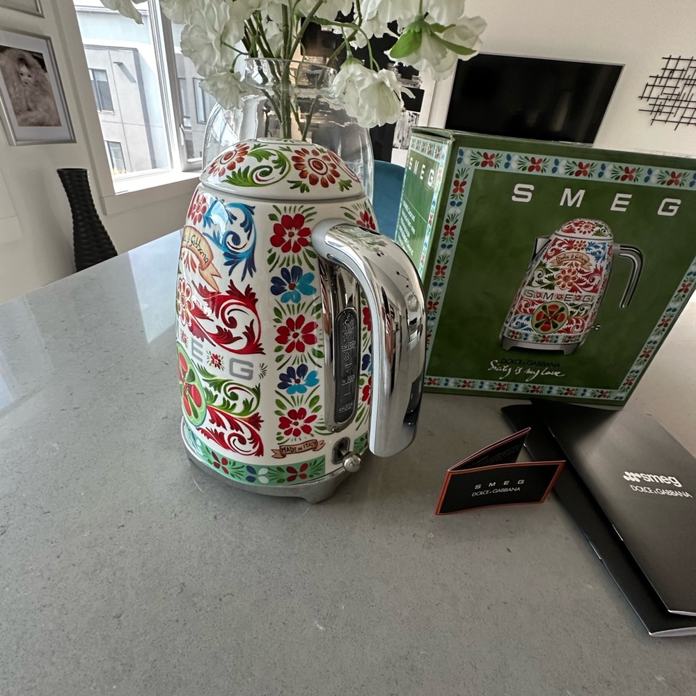 Smeg | 50s Style Fixed-Temp Kettle
- Dolce & Gabbana Edition - Picture 5 of 8